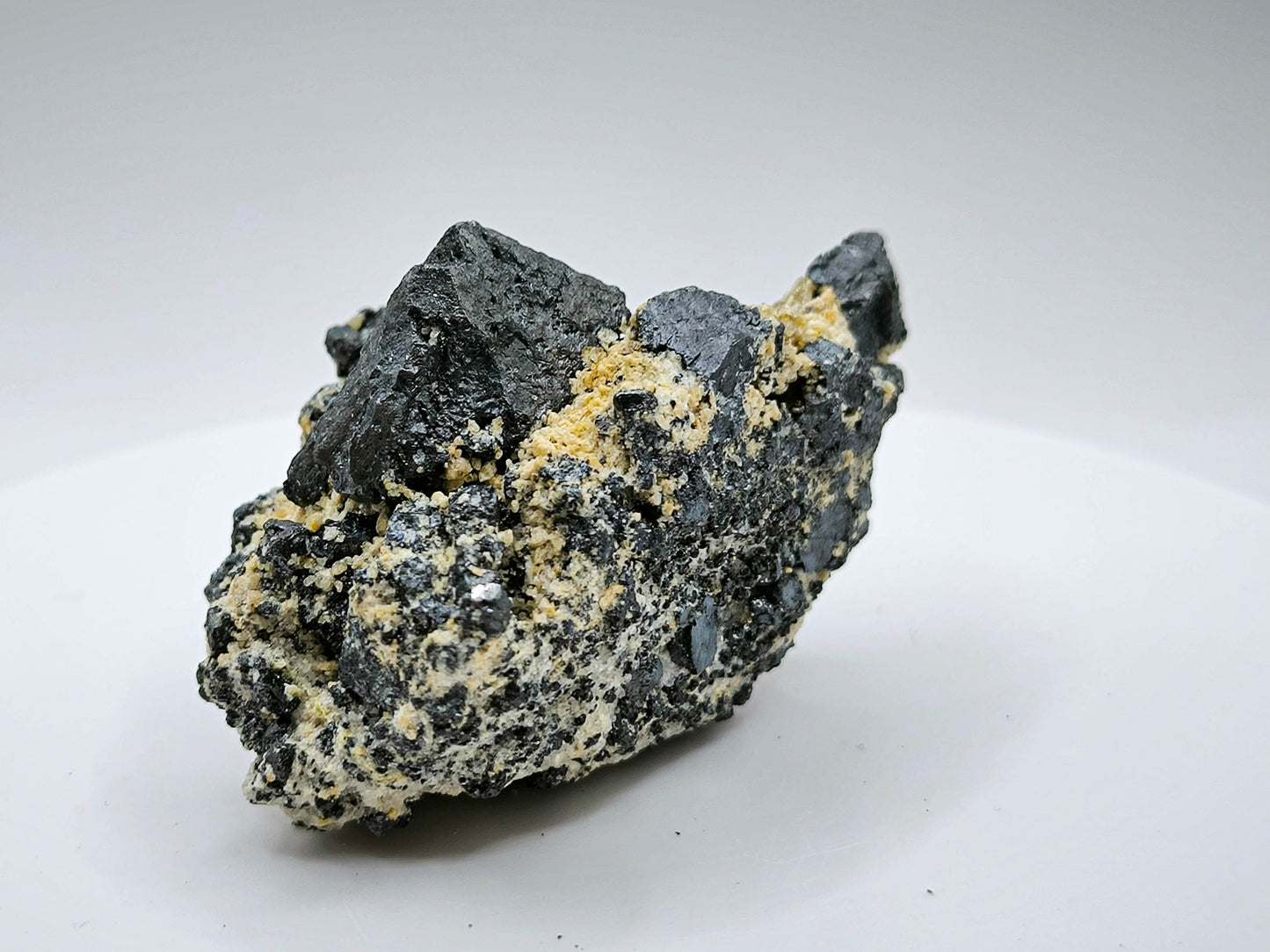 Magnetite crystals growth, Kovdor, Russia (140)