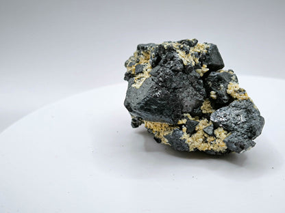 Magnetite crystals growth, Kovdor, Russia (140)