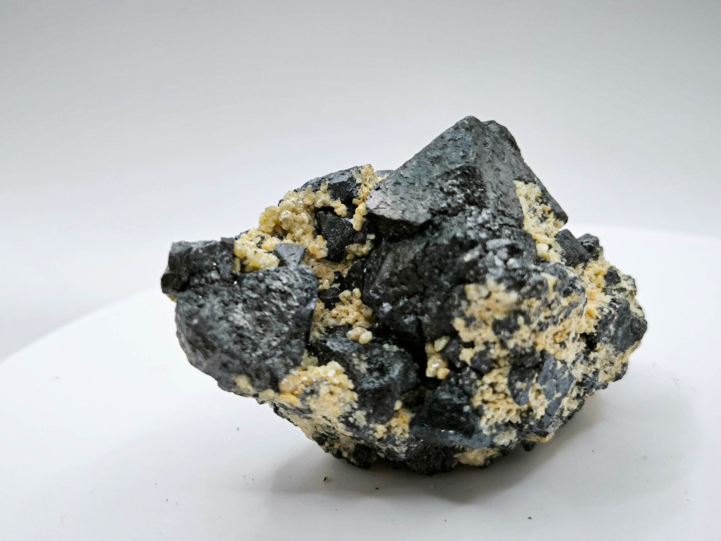 Magnetite crystals growth, Kovdor, Russia (140)