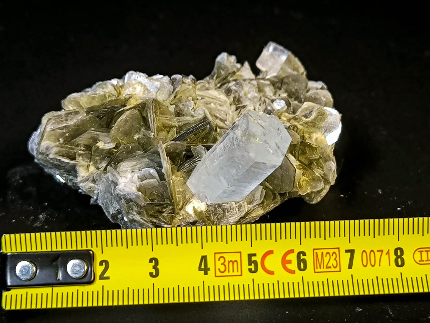 Aquamarine crystal on mica, Pakistan